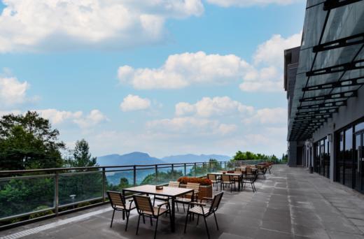 【雅安·蒙顶山假日度假酒店】周末不加价
🏞️畅游蒙顶山4A级风景区
🍃山茶花径，徒步寻春~
1️⃣469元高级房+双人门票+采茶体验
2️⃣539元高级房+双人门票+往返索道+采茶体验 商品图5