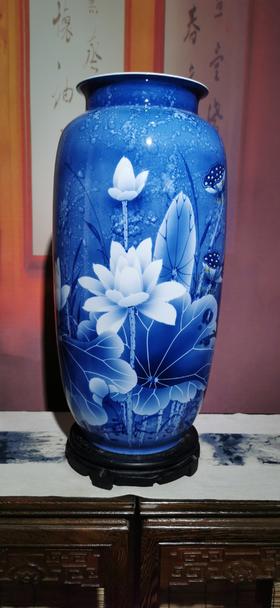青花荷韵箭筒瓶