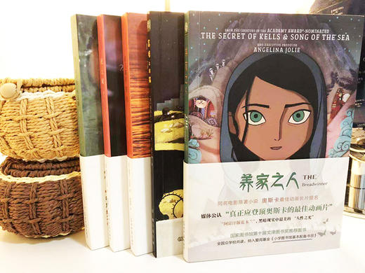 养家之人帕瓦娜经典全集:（全五册）加拿大桂冠作家戴博拉•艾里斯写给孩子们的勇气与成长之书，获得总督文学奖、彼得潘奖等30余项大奖。 商品图3