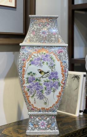 重工粉彩开窗花鸟四方尊