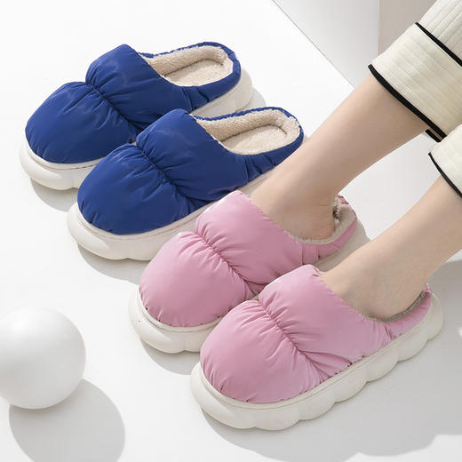 「防泼水保暖拖鞋」 女士棉拖鞋男秋冬季外穿家居 柔软PVC材质 防滑耐磨不易变形 踩屎感室内防水羽绒毛拖冬 商品图1