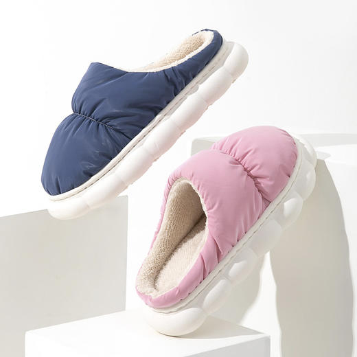 「防泼水保暖拖鞋」 女士棉拖鞋男秋冬季外穿家居 柔软PVC材质 防滑耐磨不易变形 踩屎感室内防水羽绒毛拖冬 商品图3