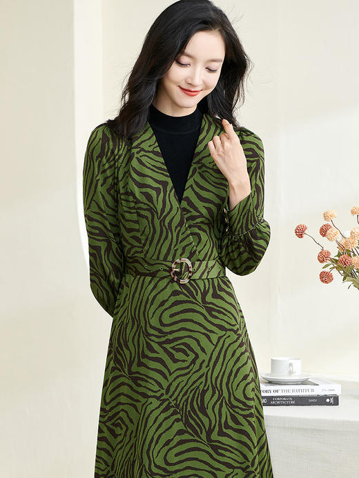 剩S/M/L 米思阳2026春季新款知性优雅套装时尚斑马纹针织衫长裙两件套3108 商品图1