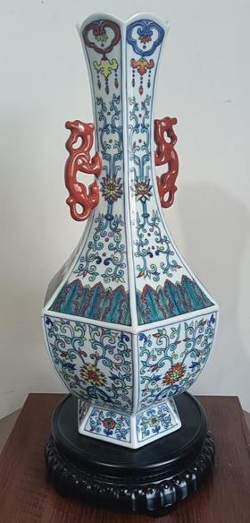 斗彩龙耳六方瓶