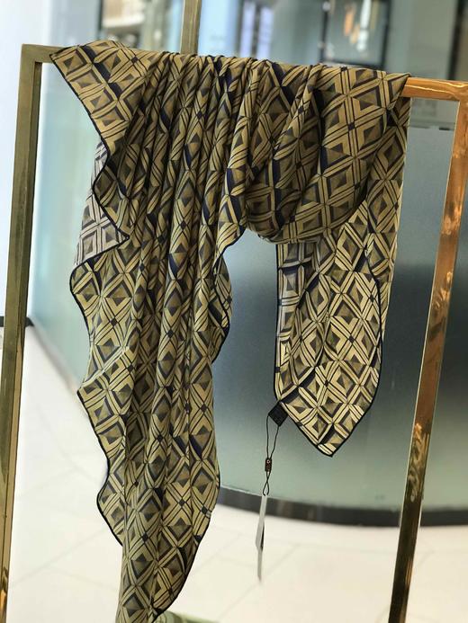 优品堂《亭亭玉立》重磅精品桑蚕丝110×110方巾 商品图0