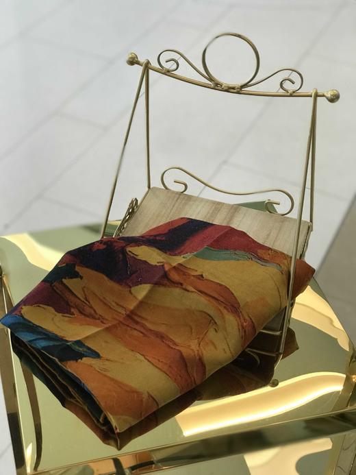 优品堂《娴淑典雅》110桑蚕丝红云纱方巾 商品图7