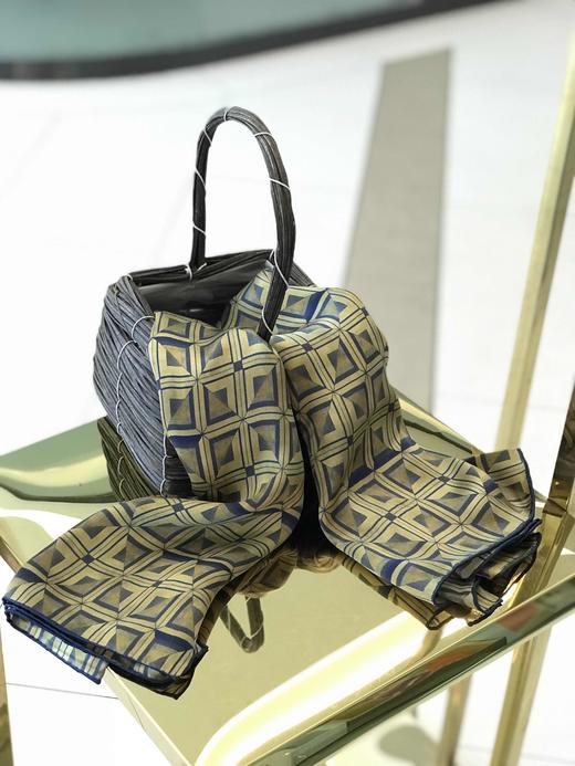 优品堂《亭亭玉立》重磅精品桑蚕丝110×110方巾 商品图1