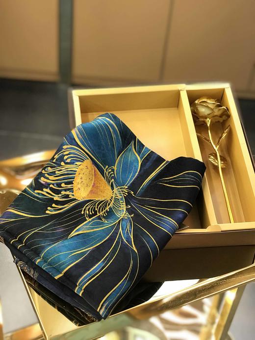 优品堂《娴淑典雅》110桑蚕丝红云纱方巾 商品图3