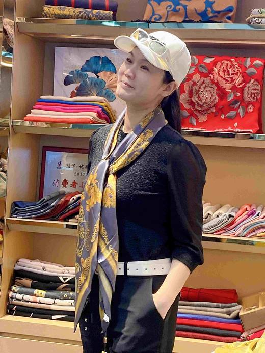 优品堂《繁华似锦》100％桑蚕丝110×110方巾 商品图0