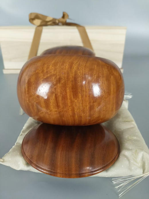 38号本花林棋罐，根部取材，瘤杢很漂亮，特香。送垫和箱子，能轻松收纳36号蛤棋。 商品图5