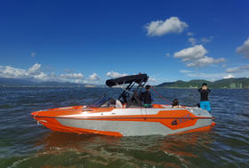 美国Axis.T23造浪艇