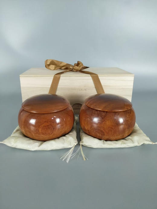 38号本花林棋罐，根部取材，瘤杢很漂亮，特香。送垫和箱子，能轻松收纳36号蛤棋。 商品图1