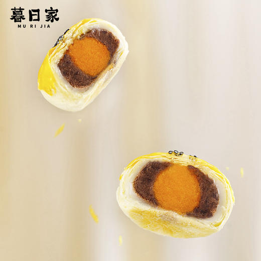 【暮日家蛋黄酥】30天保质期，45克/枚，6枚/件(2份起默认合并为12枚/箱或18枚/箱发货)。百万好评，硬核品质，好吃爆了！新鲜做新鲜发，硬核品质，香甜软糯，酥香四溢！ 商品图4
