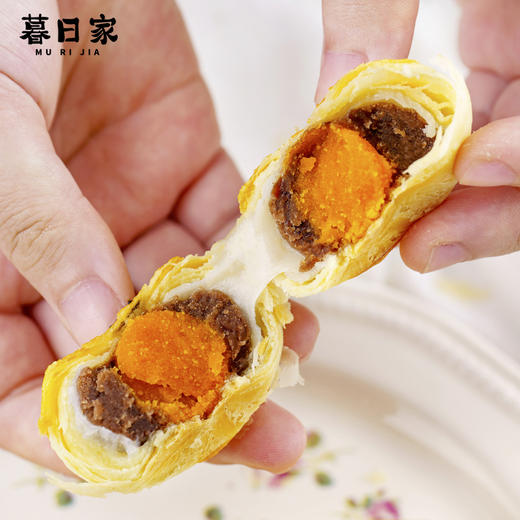 【暮日家蛋黄酥】30天保质期，45克/枚，6枚/件(2份起默认合并为12枚/箱或18枚/箱发货)。百万好评，硬核品质，好吃爆了！新鲜做新鲜发，硬核品质，香甜软糯，酥香四溢！ 商品图3
