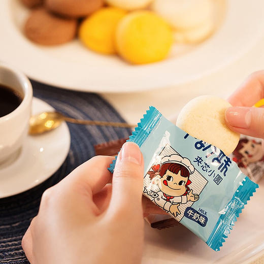 不二家牛奶妹夹芯小圆100g 牛奶味/黄桃味/巧克力味 内含夹心口感层次丰富 151084/151085/151086 商品图1