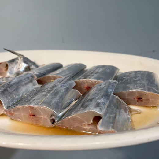 【下单后48小时发货】浙江 舟山海钓带鱼 大带3斤装左右（约4-5条）肉多刺少，肉质紧实，味道鲜嫩。海钓带鱼有的有鱼钩，在鱼鳃或者是鱼腹内。带鱼牙齿也特别锋利！大家清理的时候千万要小心的哦。 商品图6