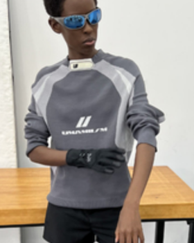 R-UMAMIISM 尝试一体织技术科幻赛车风长袖