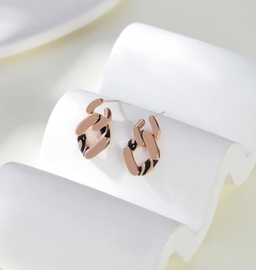 六福 酷girl珐琅彩耳饰 商品图0