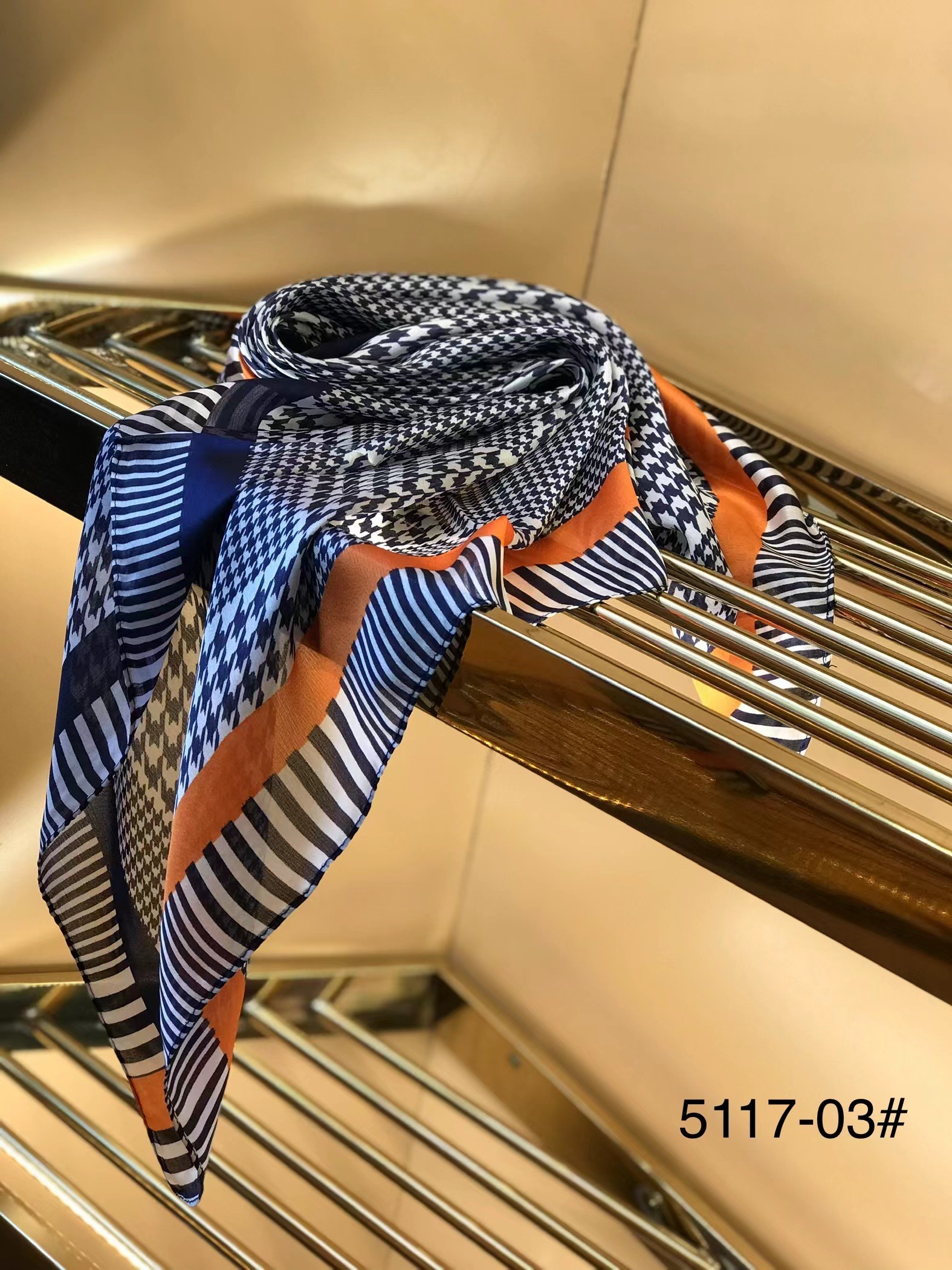 优品堂《织锦方巾》手感丝方巾