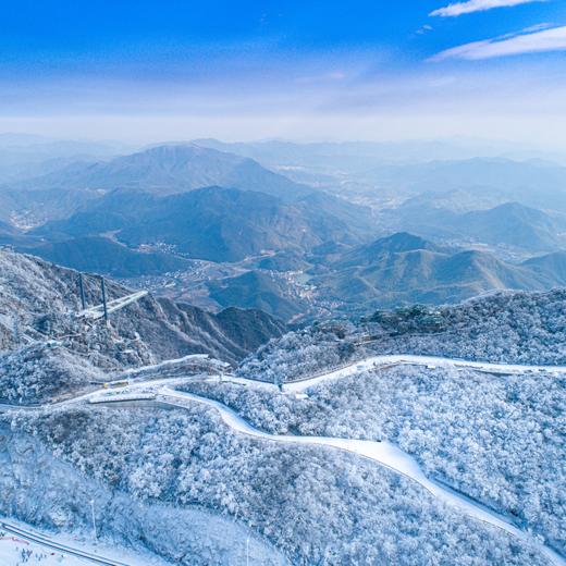 【25年-26年滑雪全季卡】云上草原滑雪全季卡，有效期内享滑雪季全天畅滑，含中高级雪道，索道VIP通道，高级道缆车，三乐园畅玩，周末及节假日通用，使用有效期2025年12月-2026年3月滑雪季！ 商品图1