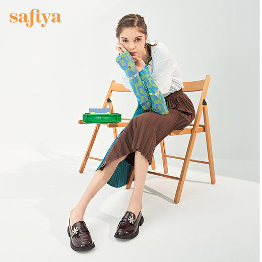 Safiya/索菲娅 2022秋季新款小众感复古学院风雪花饰扣乐福鞋 SF23112019 商品图3