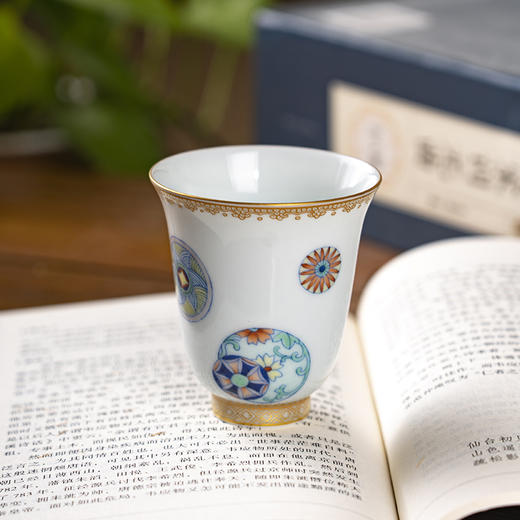 青花斗彩描金皮球花金钟杯 商品图1