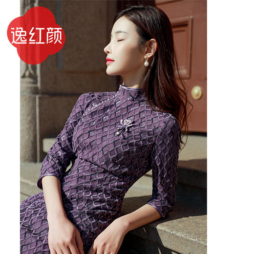 逸红颜旗袍2026春季新款 杜婼 加绒蕾丝立领斜襟手工钉珠可选胸针 商品图1