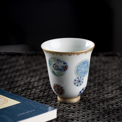 青花斗彩描金皮球花金钟杯 商品图3