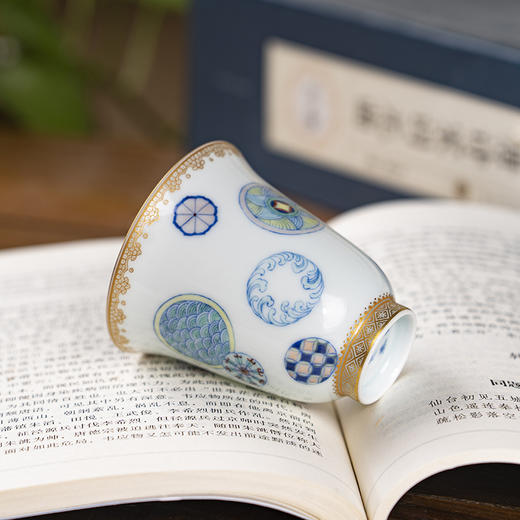 青花斗彩描金皮球花金钟杯 商品图2