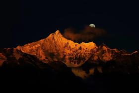 【桃花季节：德贡线穿越-丙中洛】+独龙江纹面女+梅里雪山（日照金山+倒影）+西藏盐井，四江并流区域9天摄影团