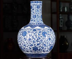 柴窑重工缠枝莲天球瓶