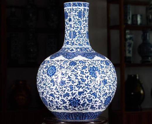 柴窑重工缠枝莲天球瓶 商品图0