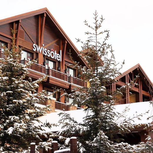 双11返场！2晚/3晚【长白山鲁能胜地瑞士酒店度假村】元旦/寒假/春节可用！享接送机、鲁能度假区滑雪权益、娱雪权益、温泉、UTV体验、YOYO鹿苑等，冬季玩雪推荐！~ 商品图1