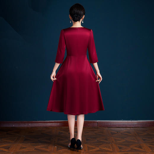 WD-WT22165酒红旗袍礼服裙宴会气质醋酸缎婚宴秋款喜婆婆遮肚子婚宴装小个子 商品图3