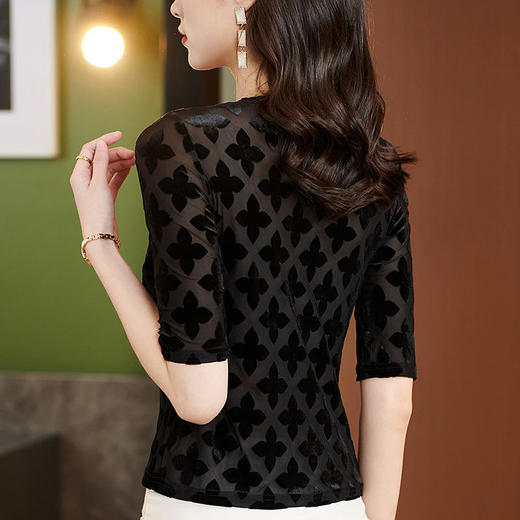 KQL E001M6332丝绒烧花交叉V领洋气打底衫 商品图3