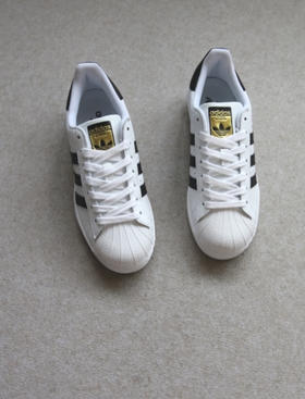 简单粗暴的 哈！情侣段 草的 21款 贝壳头 低帮绑带款 板鞋