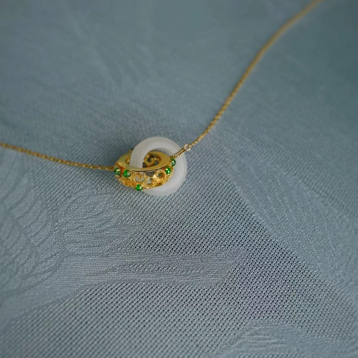 龢盒原创 半城烟云半城锦——白玉双环18k金镶翠锁骨链