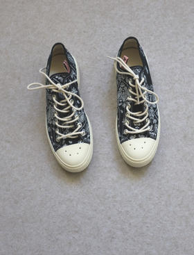 简单粗暴的 哈！情侣段 Acne 腰果花 荧光硫化底 低帮款 帆布鞋