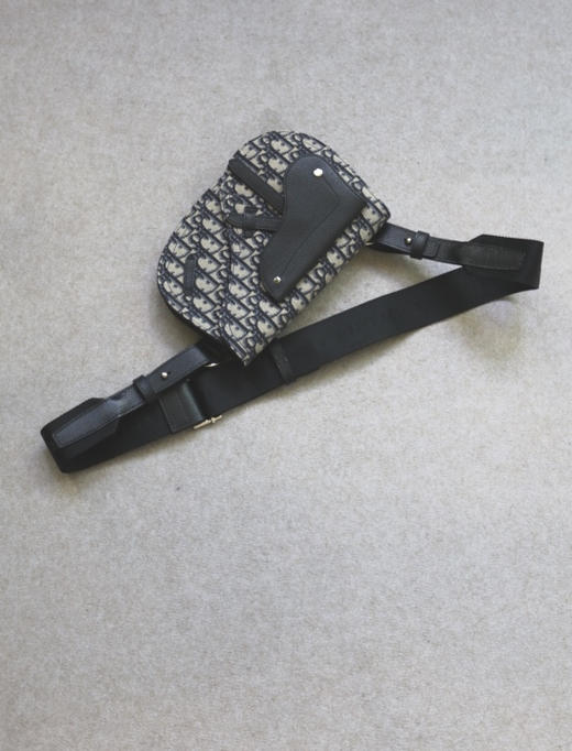 小姑奶奶们 来吧 哈！雕家的 马鞍系列 帆布老花 男小号 斜跨背包 商品图0