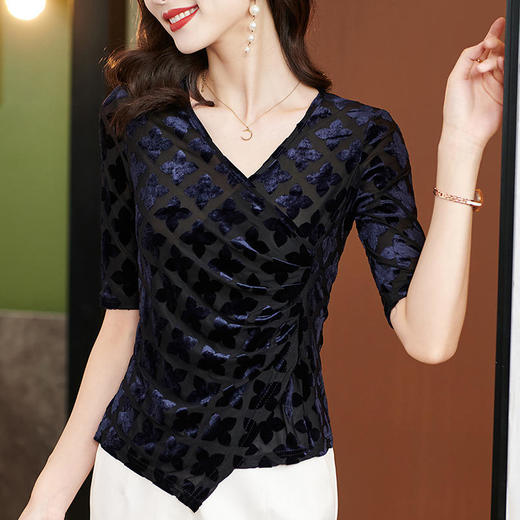 KQL E001M6332丝绒烧花交叉V领洋气打底衫 商品图0