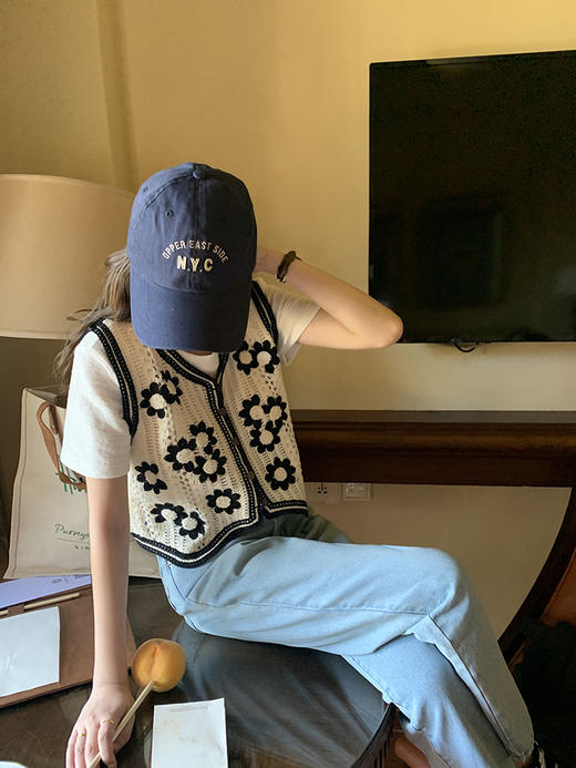 【限时折扣】钩花镂空针织宽松叠穿无袖坎肩（杏色）均码 商品图3