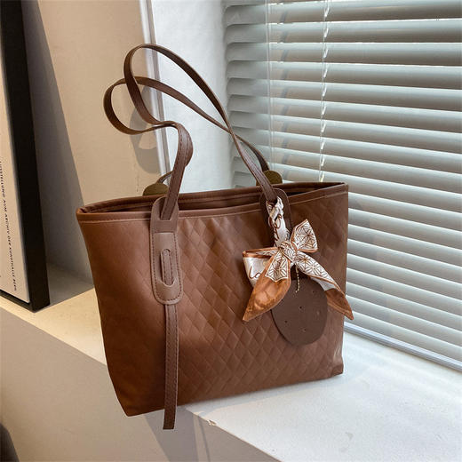 新款大容量包包女秋2022新款质感休闲单肩包女生纯色丝巾洋气托特包 商品图2