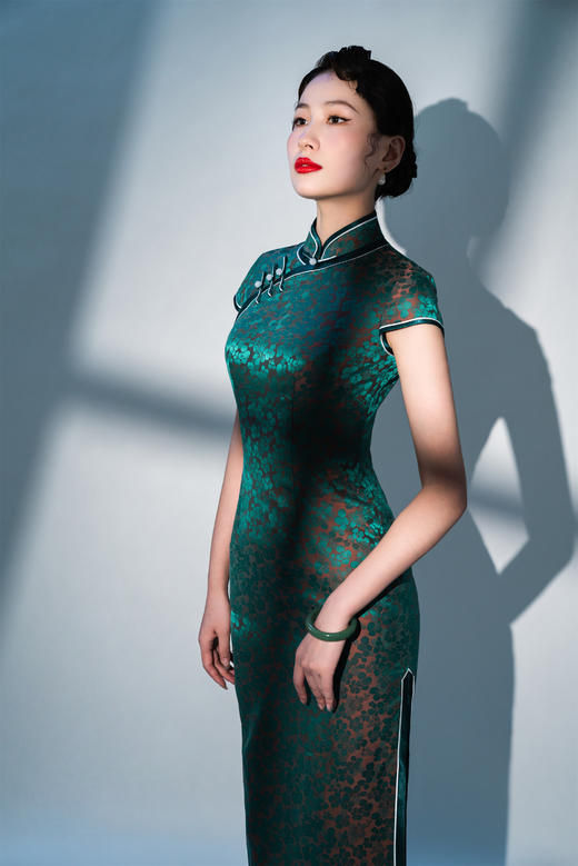 荷言HEYEN 绿梅痕 绿色梅花真丝混纺提花缎+玉石一字扣手工旗袍 商品图3