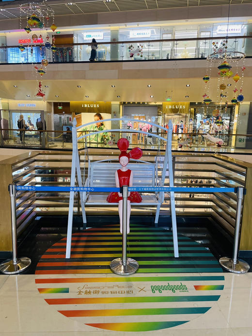 红金波点然女孩-坐姿-1.2米 商品图1