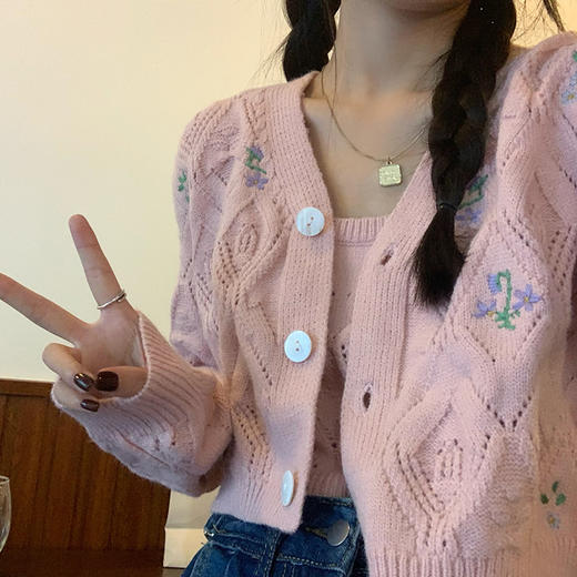 【温柔软糯 慵懒开衫 开启秋冬美好心情】轻熟风女装套装港味2022春秋新款刺绣镂空针织毛衣吊带开衫两件套 商品图2