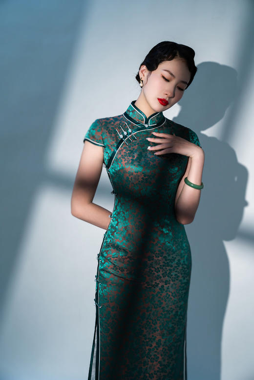 荷言HEYEN 绿梅痕 绿色梅花真丝混纺提花缎+玉石一字扣手工旗袍 商品图5