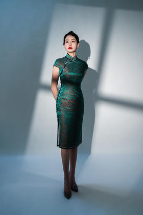 荷言HEYEN 绿梅痕 绿色梅花真丝混纺提花缎+玉石一字扣手工旗袍