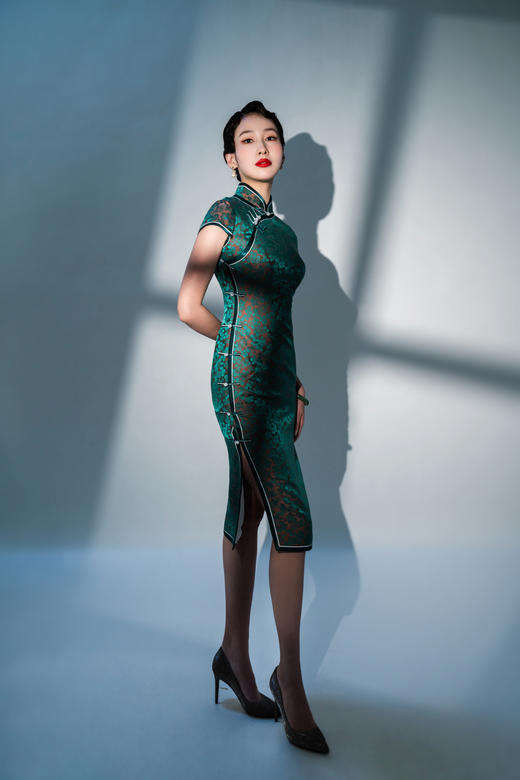 荷言HEYEN 绿梅痕 绿色梅花真丝混纺提花缎+玉石一字扣手工旗袍 商品图1