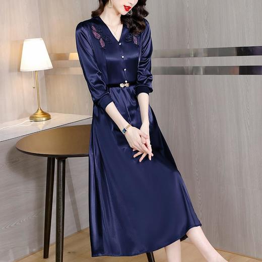 NYL62730 重工刺绣醋酸缎面连衣裙女2022秋季新款时尚洋气V领拼接显瘦遮肚 商品图0