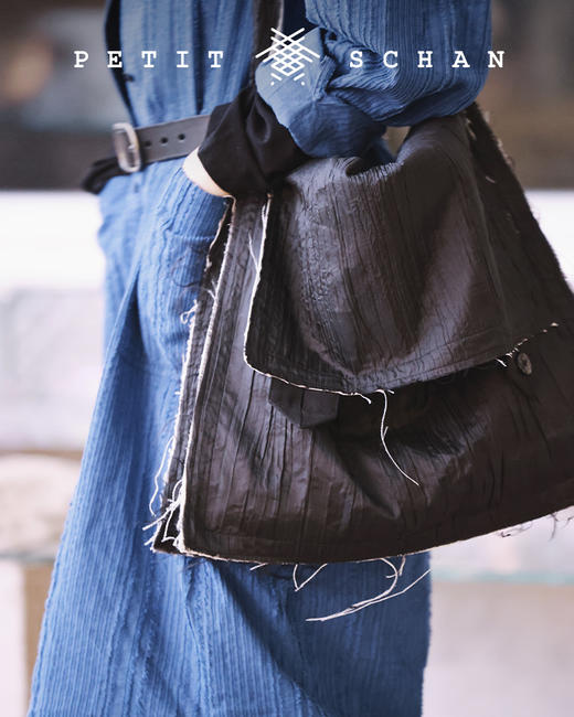 PETIT SCHAN小闪 BAG#002 The Darkness 白天不懂夜的黑 压褶处理工艺 拉丝邮差包 商品图0